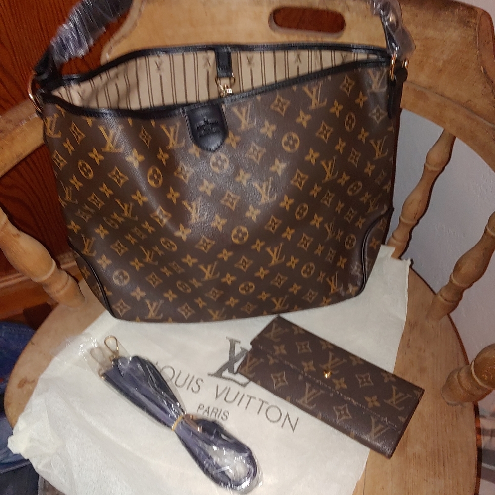 NWOT! Gorgeous Tote & Matching Wallet!